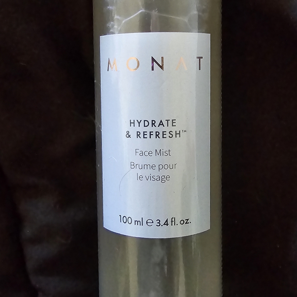 Monat hydrate and refresh spray